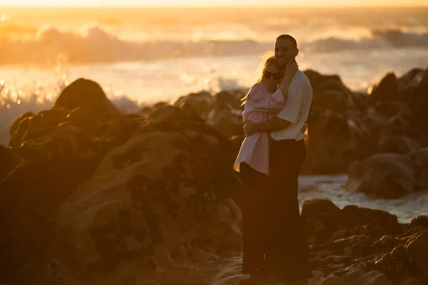 Altın Bir Günbatımında Aşık Bir Çift Okyanusta — Stok fotoğraf