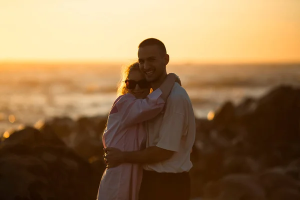 Ett Ungt Par Kärlek Omfamnar Havet Gyllene Solnedgång — Stockfoto