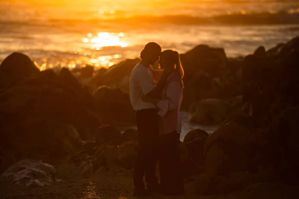 Egy Fiatal Szerelmespár Ölelkezik Óceánon Egy Gyönyörű Alkonyat Alatt — Stock Fotó