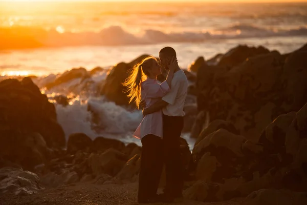 Genç Bir Çift Güzel Bir Gün Batımının Işığında Okyanusa Sarılıyor — Stok fotoğraf