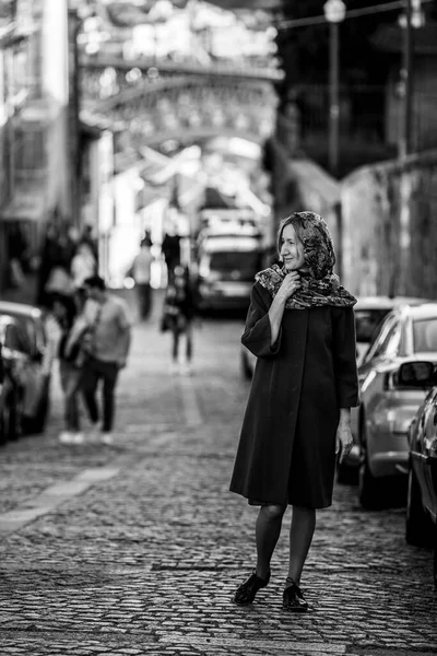 Una Donna Nel Centro Porto Portogallo Foto Bianco Nero — Foto Stock