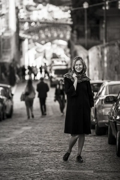 Una Mujer Camina Por Calle Oporto Portugal Foto Blanco Negro — Foto de Stock