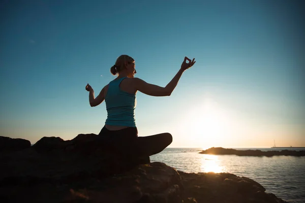 日落时分 一位荷花女子的瑜珈肖像在大海里摆姿势 — 图库照片