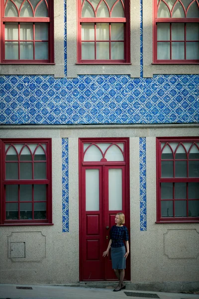 Μια Γυναίκα Στέκεται Έξω Από Μέτωπο Ένα Σπίτι Στο Πόρτο — Φωτογραφία Αρχείου