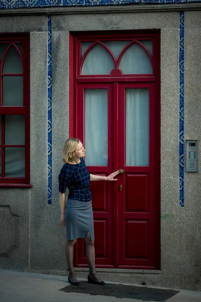 葡萄牙波尔图的一所房子里 一名妇女敲了敲传统的高门 — 图库照片