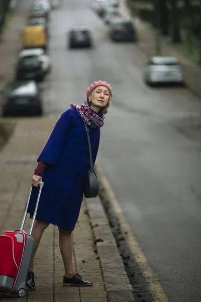 Una Mujer Con Una Maleta Coge Taxi Calle —  Fotos de Stock