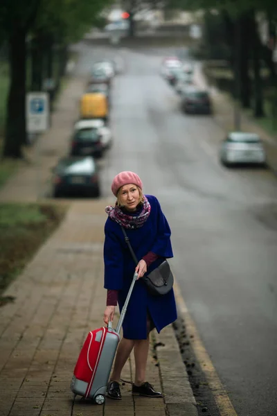 Une Femme Avec Une Valise Marche Dans Rue — Photo