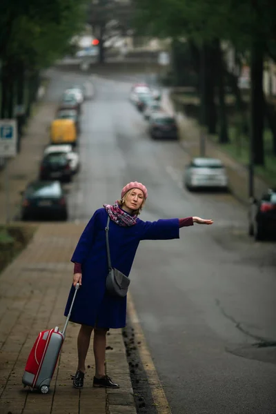 Eine Frau Mit Einem Koffer Erwischt Ein Taxi — Stockfoto