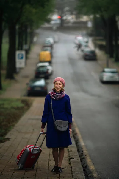 Žena Kufrem Kráčí Chodníku — Stock fotografie