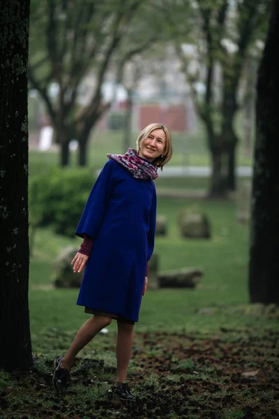 Une Femme Manteau Bleu Pose Dans Parc — Photo