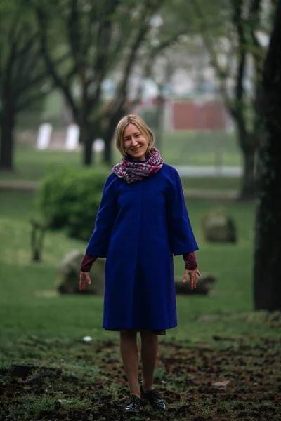 Žena Krátkém Modrém Kabátě Pózuje Parku — Stock fotografie