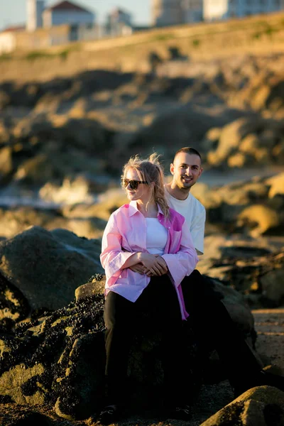 Young Couple Sitting Rocks Ocean Shore — Stock Photo, Image