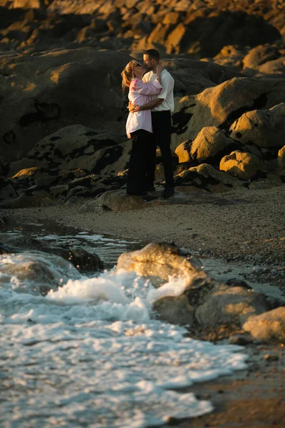 Genç Bir Çift Gün Batımında Sahilde Öpüşüyor — Stok fotoğraf