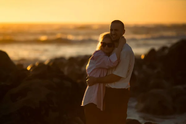 Romantiskt Ungt Par Omfamnar Havet Gyllene Solnedgång — Stockfoto