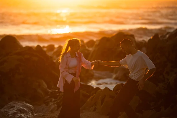 Mladý Pár Zamilovaný Tanec Romantickém Rande Nábřeží Během Úžasného Západu — Stock fotografie
