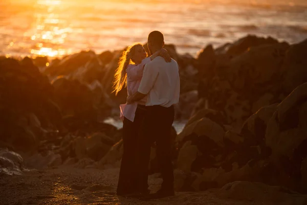 Mladý Zamilovaný Pár Objímající Pobřeží Mezi Skalami Krásném Soumraku — Stock fotografie