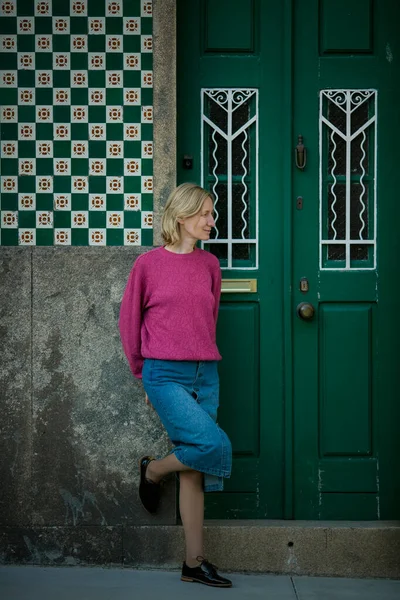 Μια Γυναίκα Στέκεται Στην Είσοδο Ενός Παραδοσιακού Πορτογαλικού Σπιτιού — Φωτογραφία Αρχείου