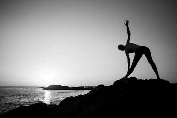 Sylwetka Kobiet Fitness Wybrzeżu Podczas Pięknego Zachodu Słońca Czarno Białe — Zdjęcie stockowe