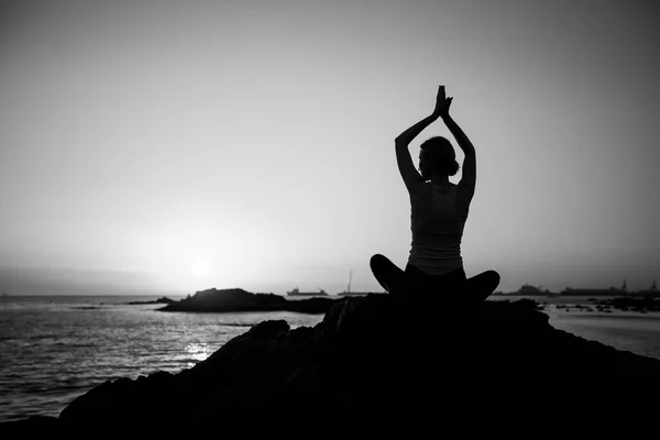 Gün Batımında Okyanusta Bir Kadının Yoga Silueti Siyah Beyaz Fotoğraf — Stok fotoğraf