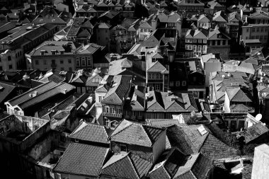 Portekiz, Porto 'nun merkezinin çatıları. Siyah beyaz fotoğraf