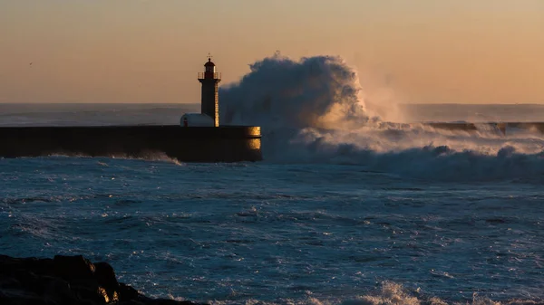 葡萄牙波尔图Felgueiras灯塔的巨浪 — 图库照片
