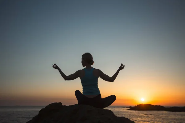 Una Silhouette Una Donna Yoga Seduta Sulla Riva Dell Oceano — Foto Stock