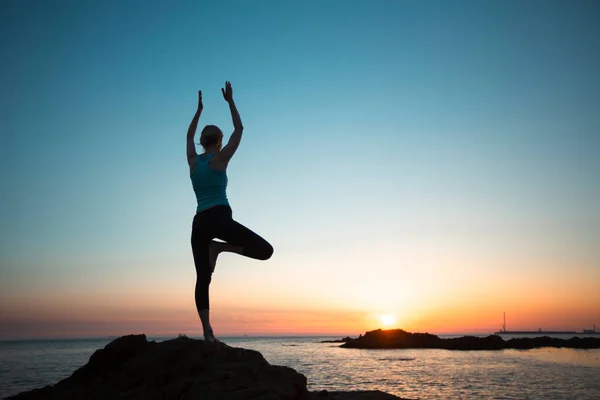 Una Silueta Una Mujer Yoga Orilla Del Océano Durante Atardecer — Foto de Stock
