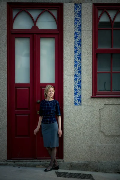Kvinna Väntar Vid Den Höga Traditionella Dörren Till Ett Hus — Stockfoto