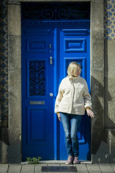 Одна Жінка Стоїть Біля Вхідних Дверей Будинку Порто Португалія — стокове фото