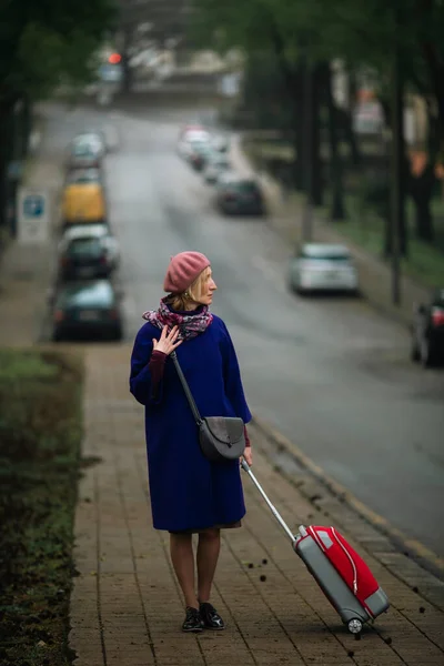Kvinna Med Resväska Utomhus Molnigt Väder — Stockfoto