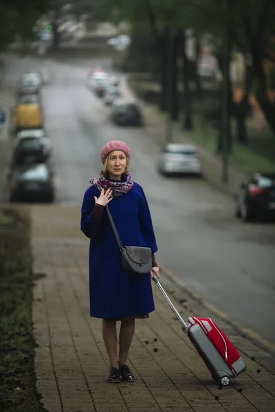 Жінка Кидає Валізу Вулицю Похмуру Погоду — стокове фото