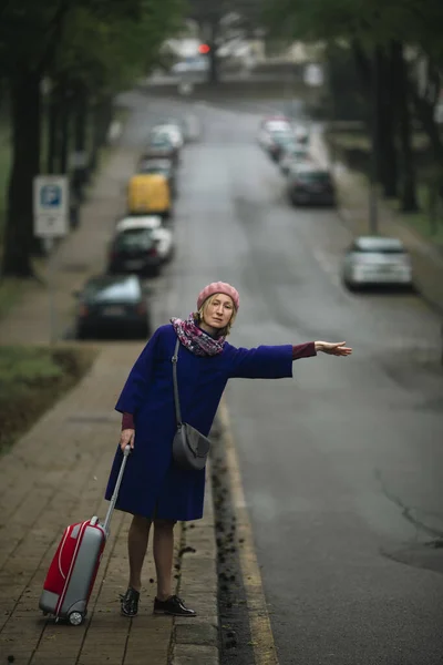 Elinde Bavul Olan Bir Kadın Sokakta Taksiye Biniyor — Stok fotoğraf