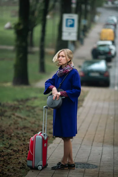 Eine Frau Mit Rotem Koffer Steht Auf Der Straße — Stockfoto