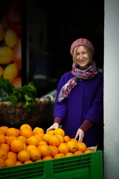 Μια Ευτυχισμένη Γυναίκα Αναδεικνύει Πορτοκάλια Ένα Μαγαζί Στο Δρόμο — Φωτογραφία Αρχείου