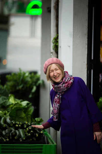 Счастливая Женщина Показывает Свои Вкусные Зелень Уличном Магазине — стоковое фото