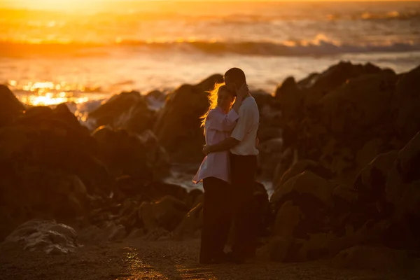 Okyanus Kıyısında Birbirine Aşık Genç Bir Çift Altın Bir Günbatımında — Stok fotoğraf