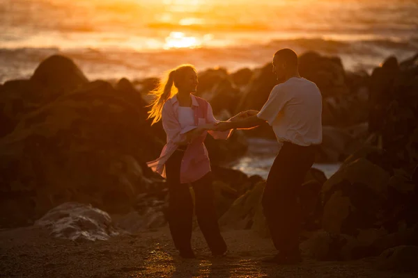 Jovem Casal Apaixonado Dança Encontro Romântico Costa Rochosa Oceano Durante — Fotografia de Stock