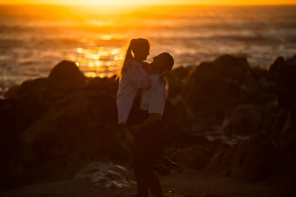 Egy Fiatal Szerelmespár Szórakozik Óceánon Egy Arany Naplementében — Stock Fotó