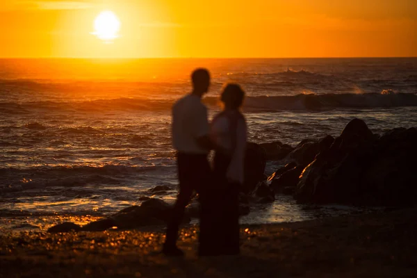 Rozmazané Siluety Zamilovaného Páru Oceánu Během Zlatého Západu Slunce — Stock fotografie