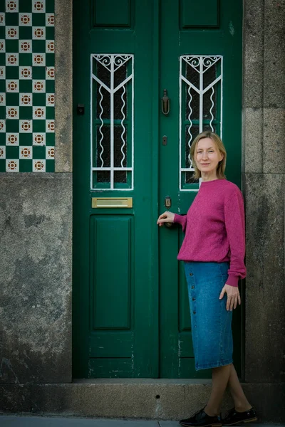 Женщина Стоит Зеленых Дверей Традиционного Португальского Дома — стоковое фото