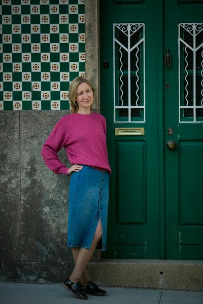 Una Donna Alla Porta Una Casa Tradizionale Portoghese — Foto Stock