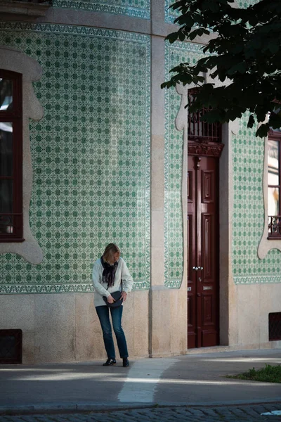 Kvinna Gatan Utanför Ett Hus Porto Portugal — Stockfoto