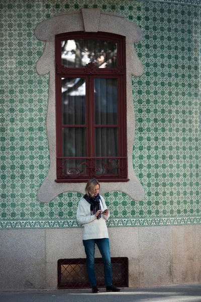 Portekiz Porto Nun Merkezindeki Bir Evin Duvarında Duran Bir Kadın — Stok fotoğraf
