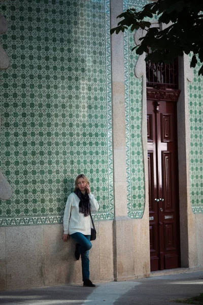 Μια Γυναίκα Μιλάει Στο Κινητό Της Ενώ Στέκεται Στον Τοίχο — Φωτογραφία Αρχείου