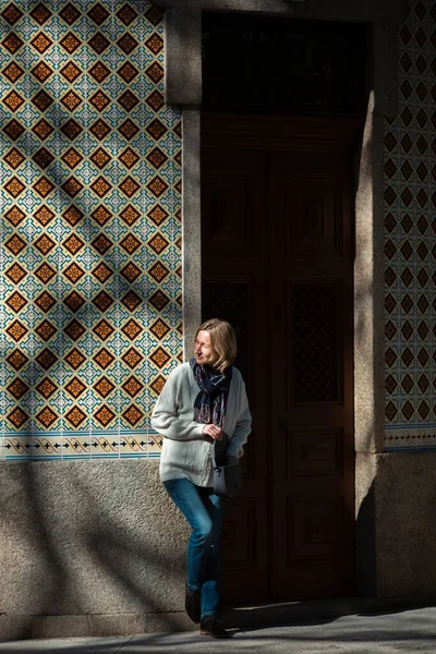 Uma Mulher Rua Porta Uma Casa Tradicional Porto Portugal — Fotografia de Stock