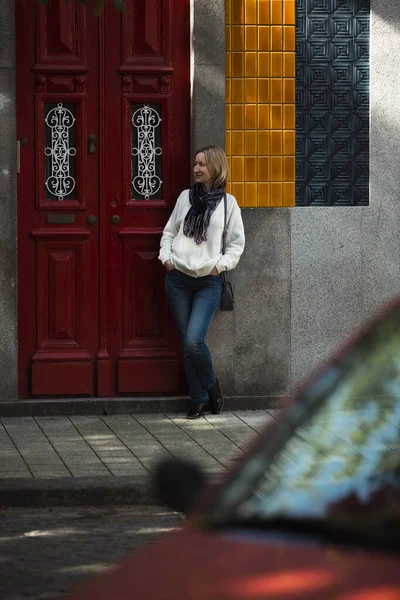 Een Vrouw Vlakbij Muur Van Een Traditioneel Huis Porto Portugal — Stockfoto