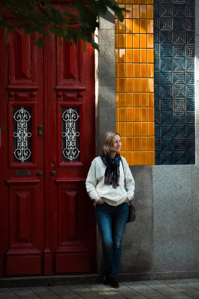 Geleneksel Bir Portekiz Evinin Kapısında Bir Kadın Bekliyor — Stok fotoğraf