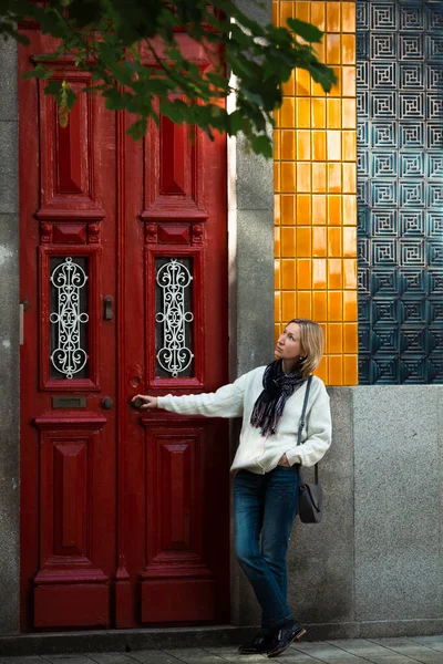 Woman Knocks Door Traditional Portuguese House — Stock Photo, Image