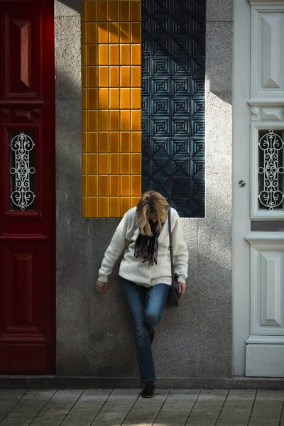 Kobieta Stoi Przy Ścianie Tradycyjnego Domu Porto Portugalia — Zdjęcie stockowe
