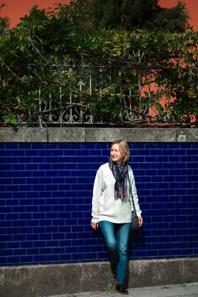 Portekiz Porto Parlak Mavi Bir Duvarın Yanında Bir Kadın Duruyor — Stok fotoğraf
